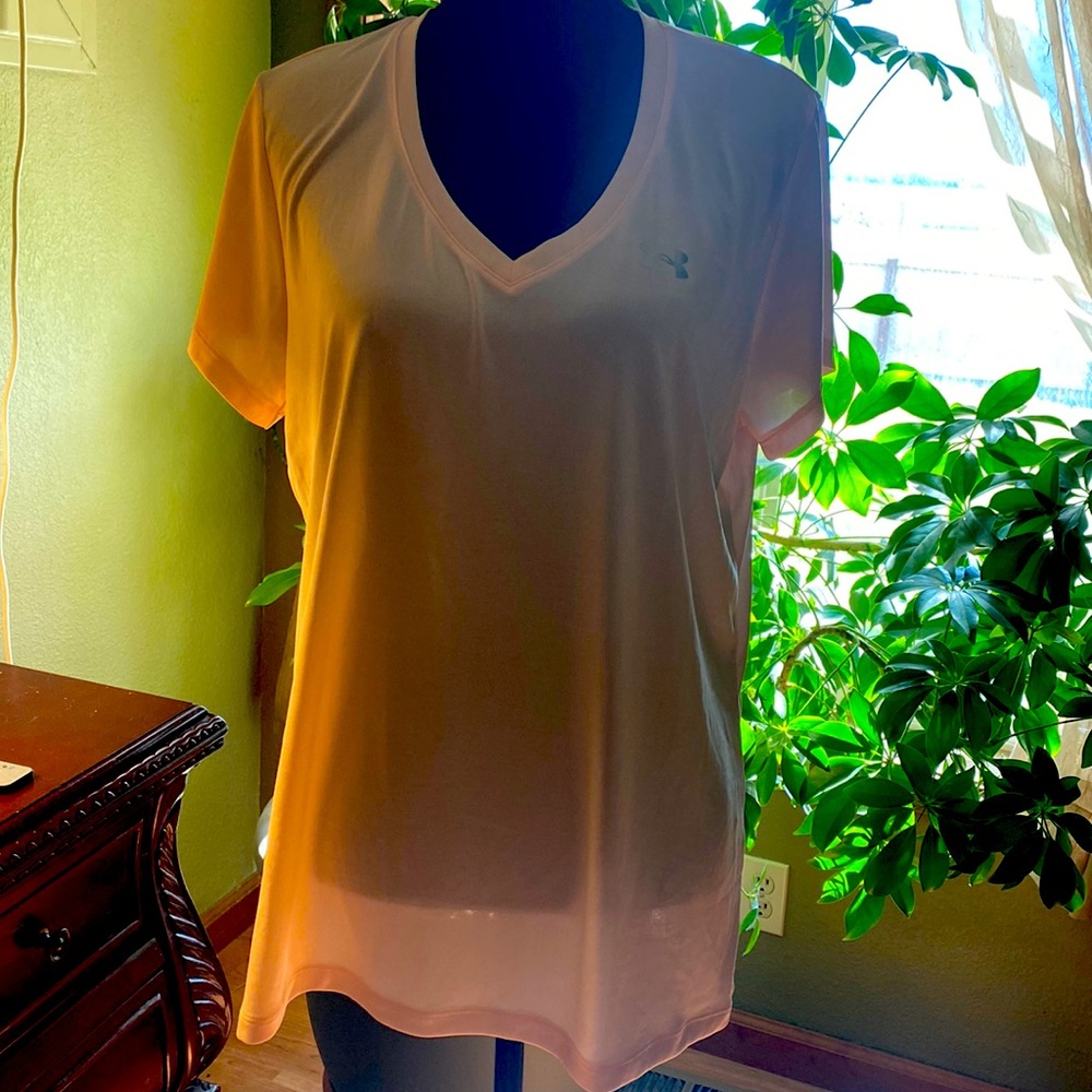 Woman’s Under Armor light pink loose shirt.  Never worn, excellent condition.